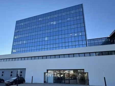 location bureaux 744 m²