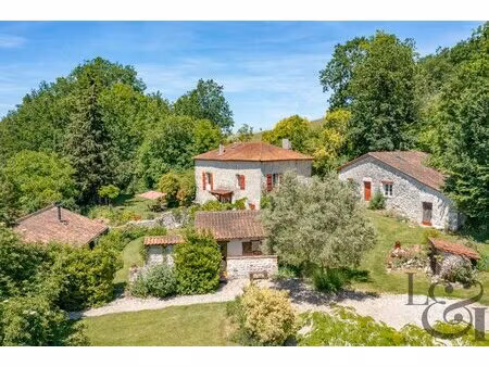 ensemble immobilier en pierre avec piscine