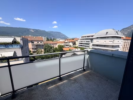 europole appartement f2 traversant avec grand balcon