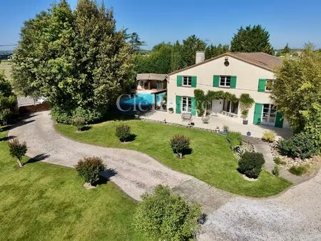 aux abords de marmande - belle maison avec piscine  gîte  dépendances.