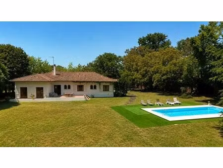 labenne (40) - à vendre – maison de plain-pied avec dépendances  piscine et terrain de 9..