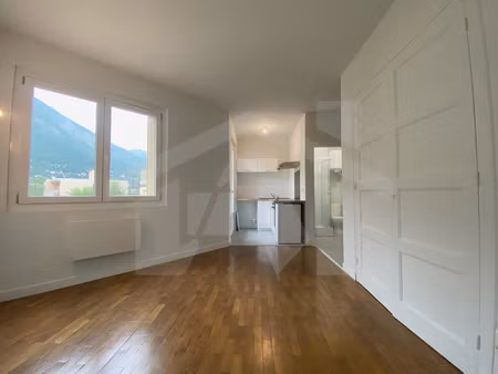 grenoble. ile verte. studio rénové avec balcon. ascenseur.