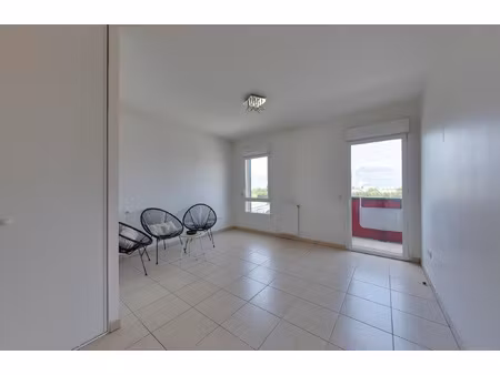 beau 2 pièces + cuisine vendu loue garage possible en étage