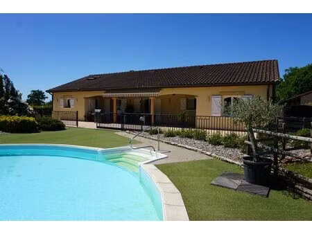 belle maison avec terrain et piscine aux abords de paray