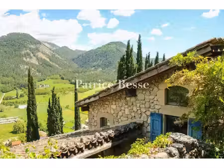 un mas en pierre avec piscine et vue sur le vercors.