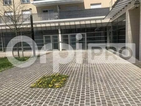 location commerce montévrain 77144 117m²