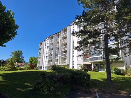 joli t1 dans residence avec ascenseur et parking exterieur privatif a proximite du port du