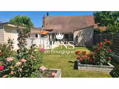 exclusif seurre  maison ancienne avec 3 chambres et joli jardin