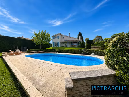 très belle maison 6 pièces  4 ch  2 sdd  sous sol complet sur