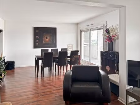 appartement trois pièces au dernier étage lumineux avec balcon et terrasse
