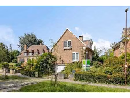 spacieuse villa (230m²) avec 3 chambres + bureau sur 6a 38ca