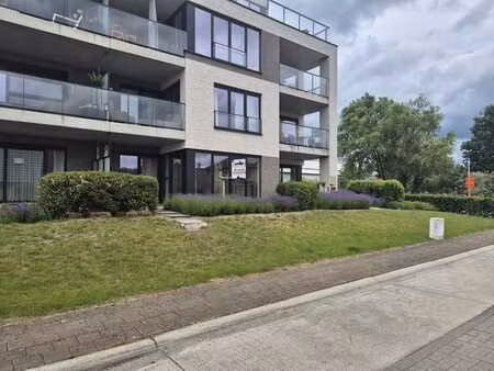 modern gelijkvloers appartement met terras.