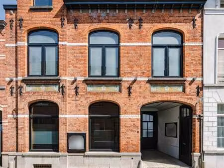 propriété commerciale multifonctionnelle avec loft à finir
