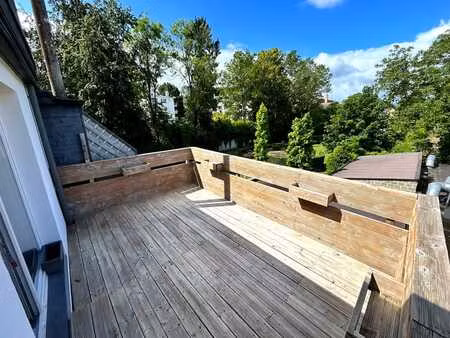 duplex rénové 2 chambres avec terrasse