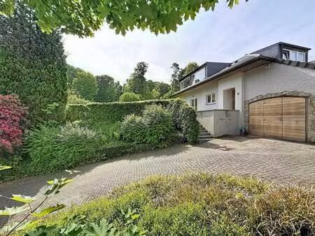 élégante villa rénovée dans un clos résidentiel prisé