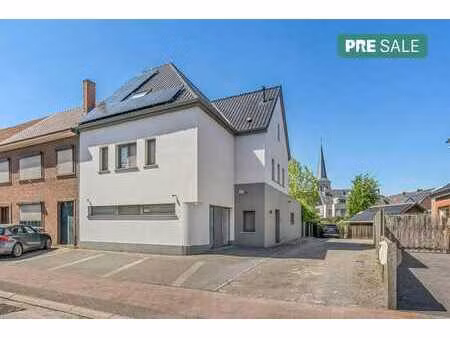 maison rénovée avec une salle de pratique et 4 chambres dans