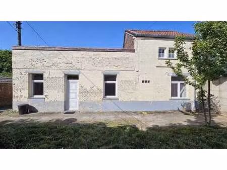 maison à rafraichir dans le fond d'une ruelle tranquille