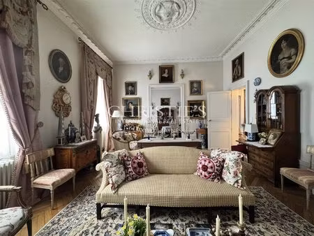 magnifique hôtel particulier avec de vastes jardins et des dépendances