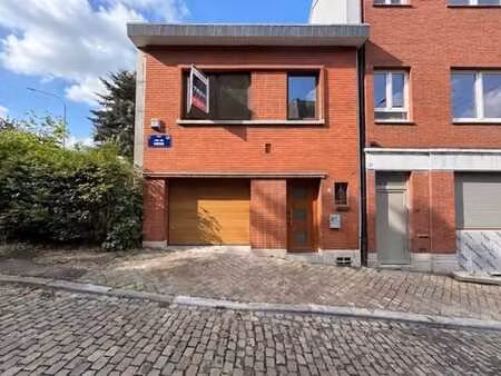 jolie maison avec garage et jardin