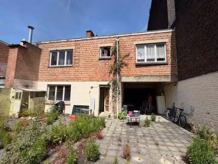 maison d'habitation avec quatre garages