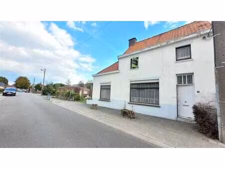 maison semi mitoyenne située au calme avec jardin et garage.