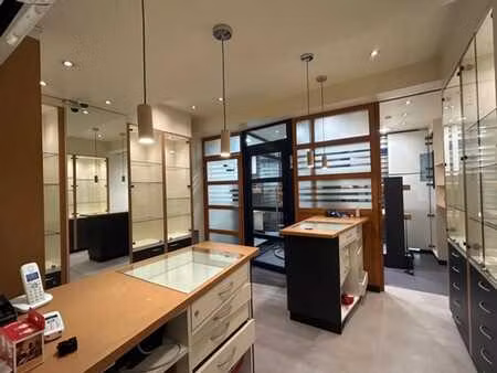 beau commerce renové (bijouterie) avec habitation et extérie