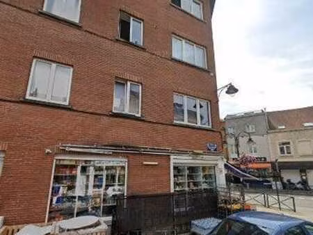 une maison de rapport avec 2 commerces et 6 appartements