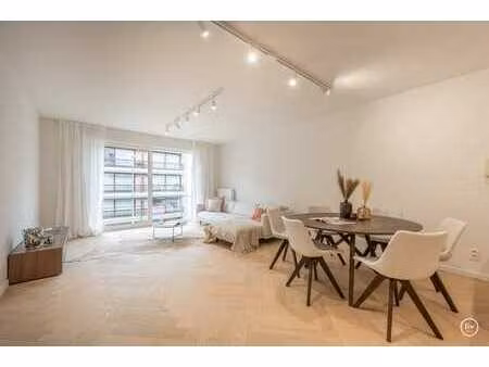 superbe appartement rénové  situé au calme  à proximité de