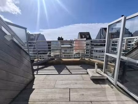 duplex ensoleillé situé dans l'avenue lippens à 300m de la m