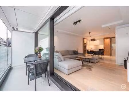 bel appartement rénové avec une belle terrasse ensoleillée
