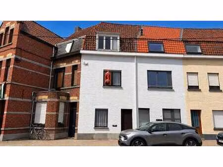 maison à rénover avec jardin profond près du centre de court