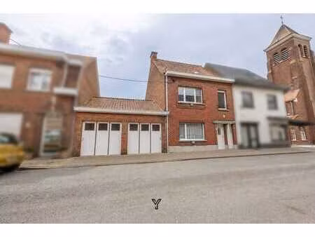 maison familiale avec double garage et jardin