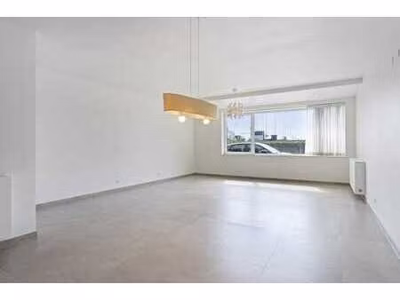 appartement prêt à emménager avec jardin ensoleillé près du