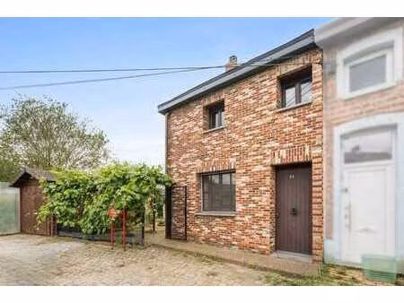 maison semi-ouverte avec jardin et garage