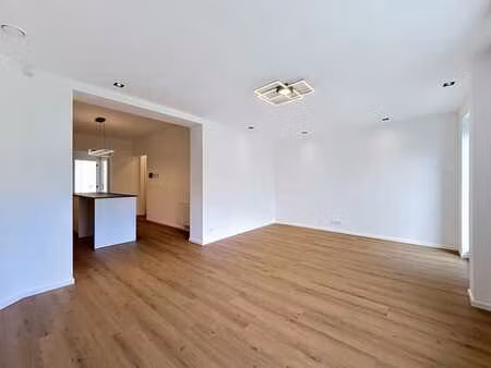 duplex entièrement rénové avec jardin – 3 ch.