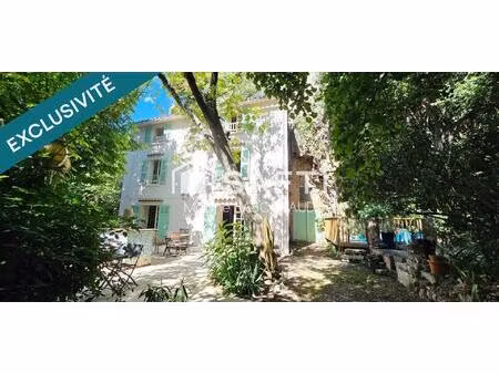 maison provençale avec grotte troglodyte et bassin d'ornement