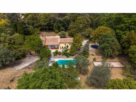 belle propriété lumineuse avec piscine  garage et jardin méditerranéen au cœur d'un écrin 