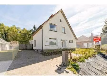 grande maison ouverte avec vaste jardin