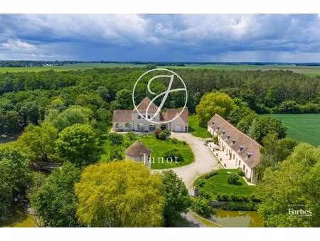 beaune-la-rolande - loiret- maison de caractère avec douves — dépendance  piscine — parc..
