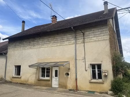 ancienne ferme avec dépendances au centre du village !