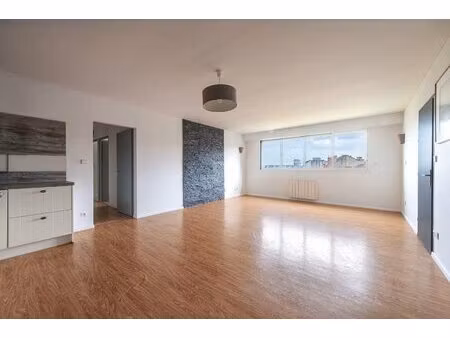 appartement avec vue dégagée et stationnement - place du lycée