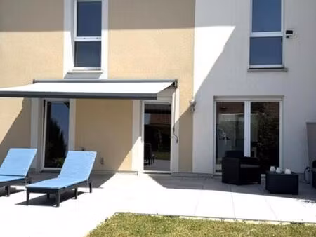 maison familiale récente avec jardin paysager et prestations de qualité à art sur meurthe