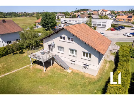 grande maison et hangar