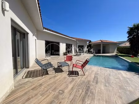villa moderne avec piscine à sainte-colombe-de-la-commanderie