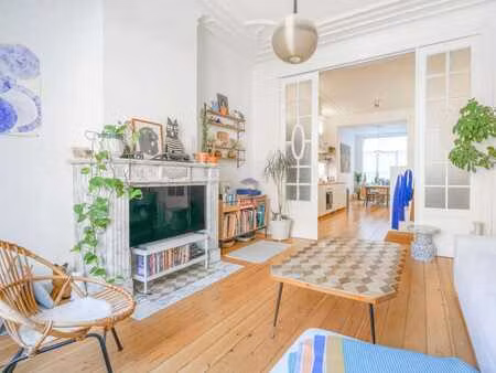 agréable duplex entièrement rénové avec cour extérieure