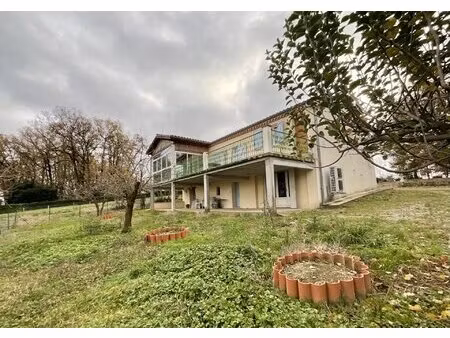 maison t5  sur 6000 m2 de terrain  louée meublé.