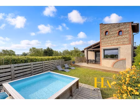 maison de caractère de 118 m² avec pigeonnier  vue dégagée  piscine et panneaux solaires