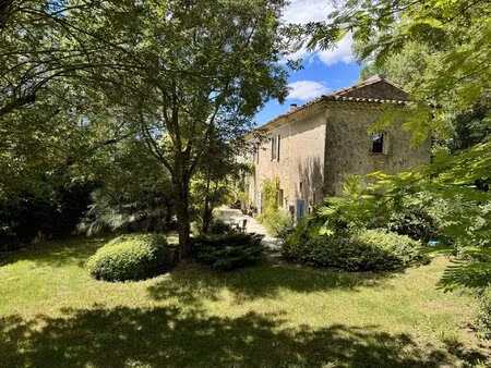 saint-chaptes  mas en pierres de 300 m² sur terrain de 7000 m²