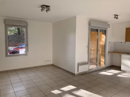 appartement t2 avec terrasse et parking - aussone