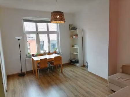 appartement lumineux avec balcon dans une rue calme à louer